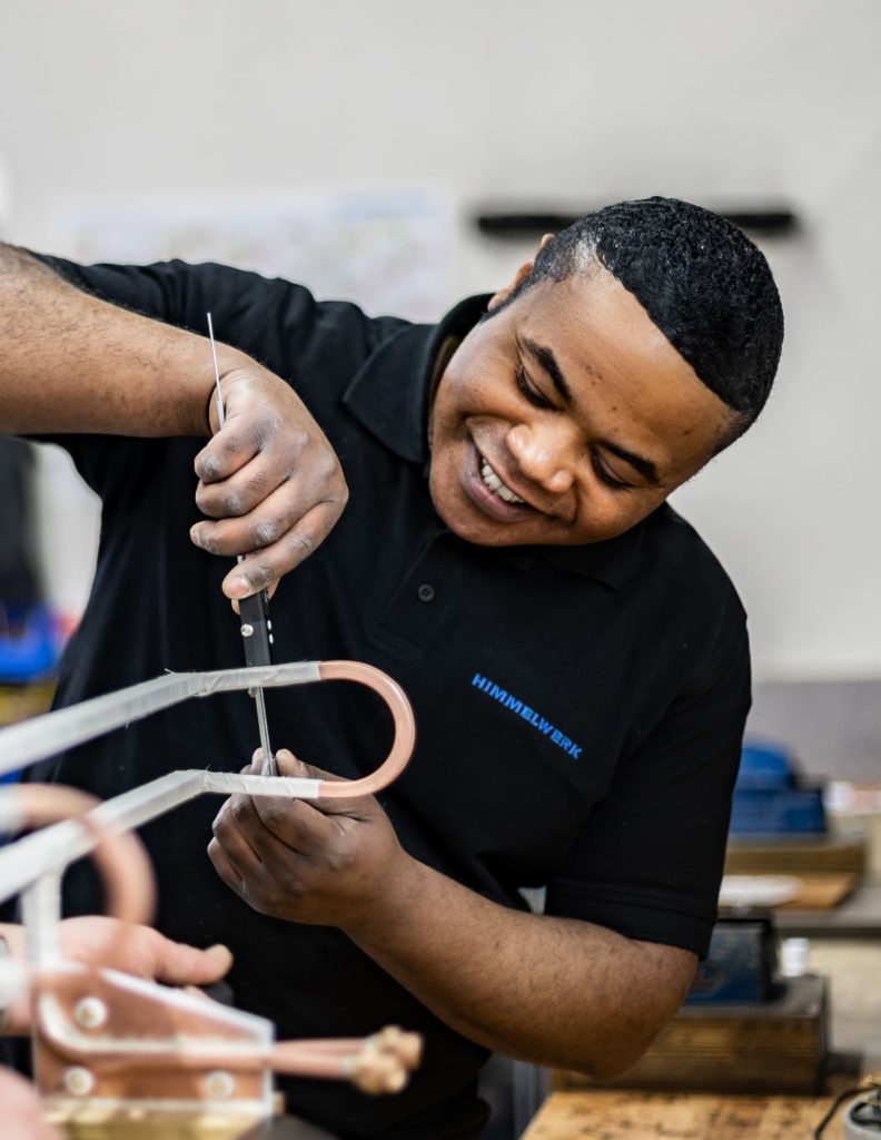 Mitarbeiter misst Induktor aus