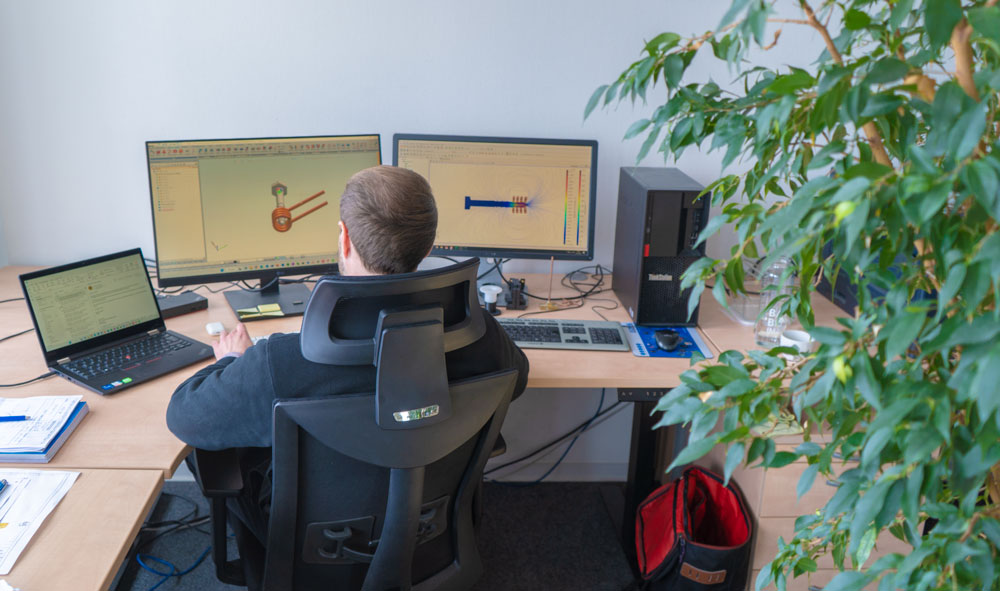 Produkt-Entwickler von Himmelwerk vor dem Computer mit simulationssoftware